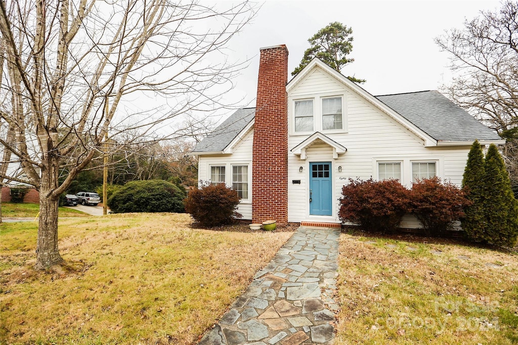 view of front of property featuring a front lawn