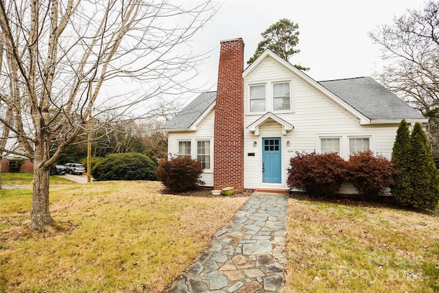 view of front of property featuring a front lawn