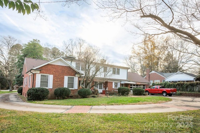 view of front of house featuring a front yard