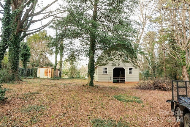 view of yard with a shed