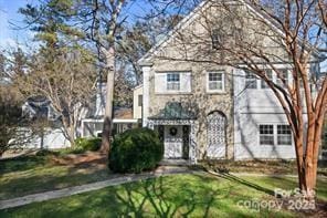 view of front of home featuring a front yard