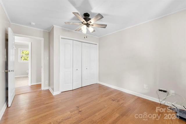 unfurnished bedroom featuring light wood-type flooring, a closet, ceiling fan, and ornamental molding