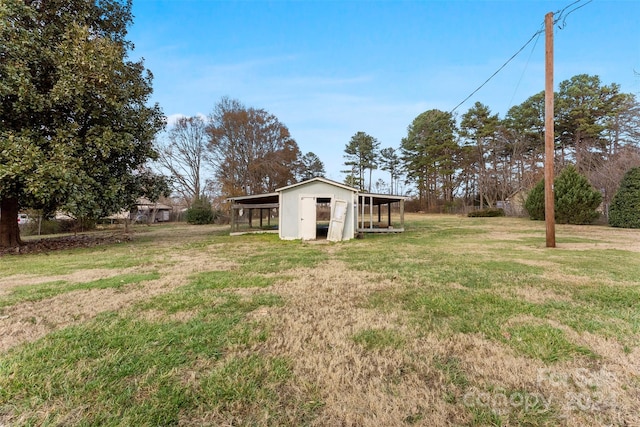 view of yard featuring an outdoor structure