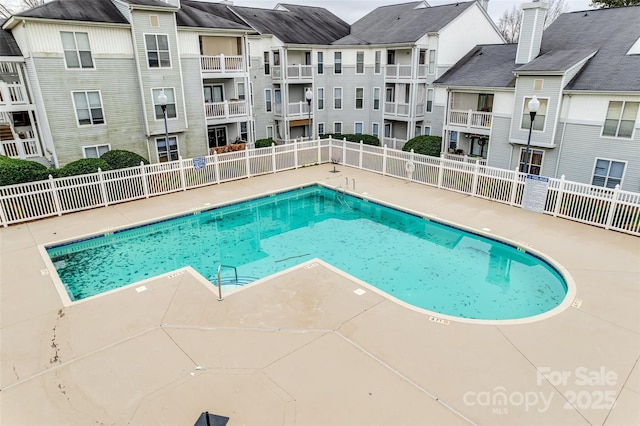 view of swimming pool