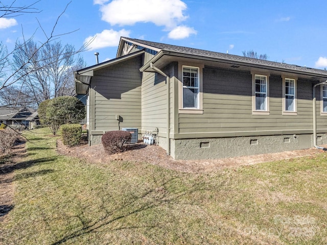 view of side of property featuring a yard