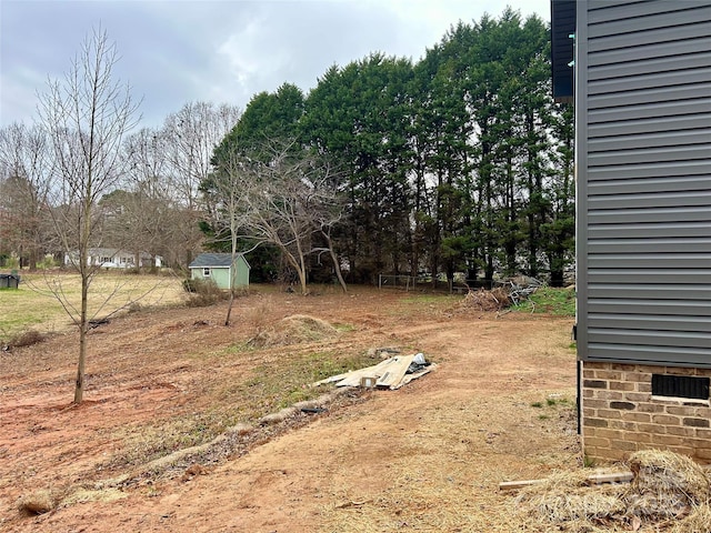 view of yard featuring a shed