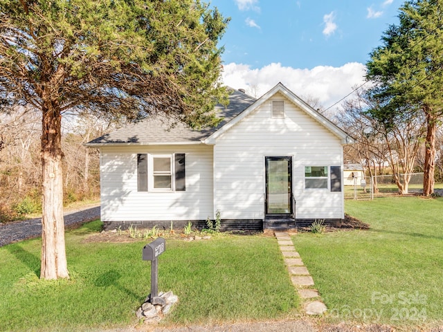 view of front of property with a front lawn