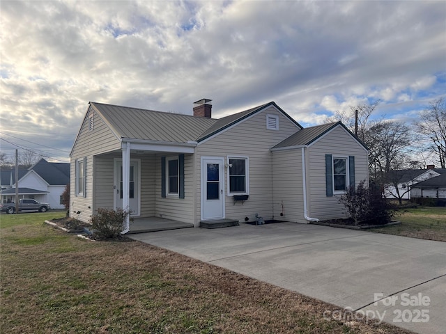 view of front of home featuring a front yard