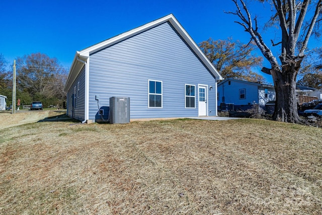 back of house featuring a lawn