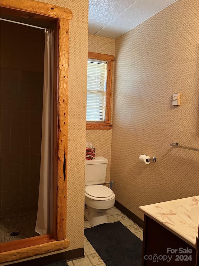 bathroom featuring a shower with curtain, toilet, a textured ceiling, and vanity