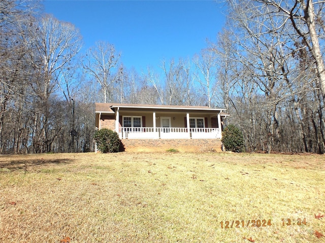 view of front of property featuring covered porch and a front lawn