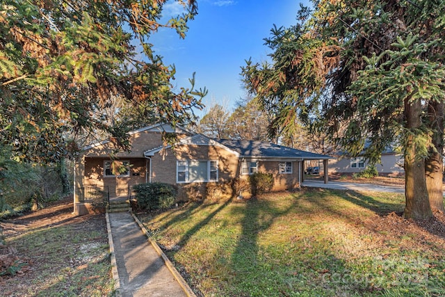 single story home with a front lawn