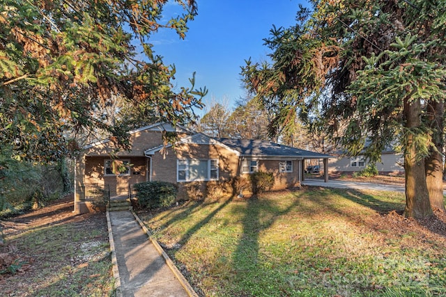 single story home featuring a front yard