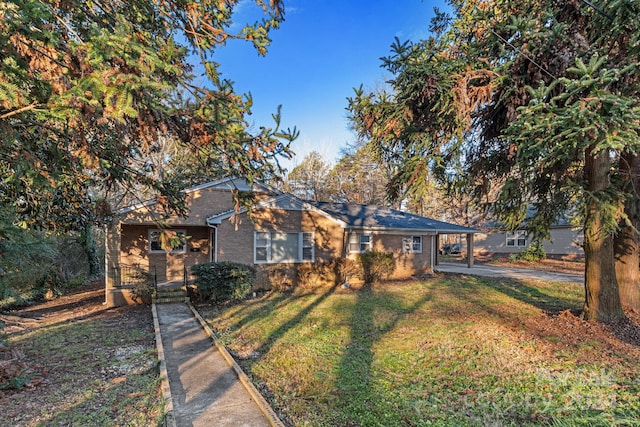 view of front of home with a front lawn