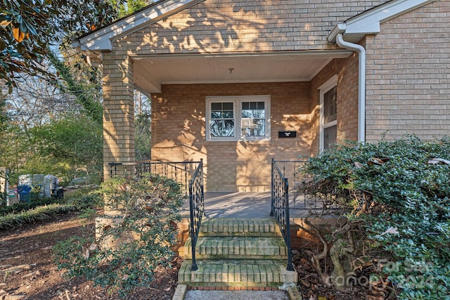 property entrance featuring a porch