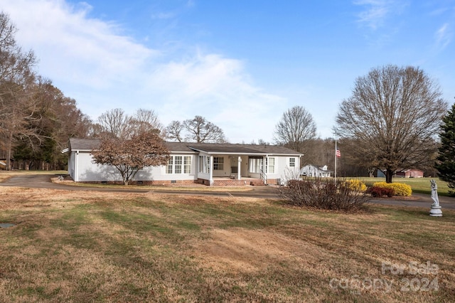 ranch-style house featuring a front lawn