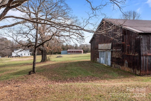 view of yard with an outbuilding