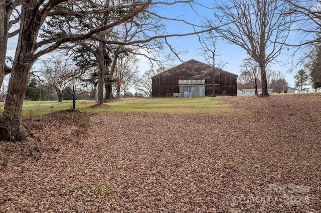 view of yard with an outdoor structure