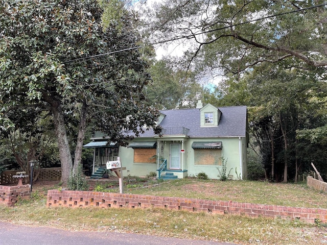 view of front of house with a front lawn