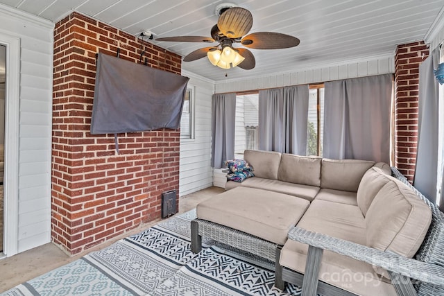 sunroom with ceiling fan