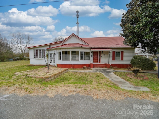 view of front of house featuring a front lawn