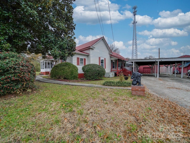 view of front of home with a carport and a front yard