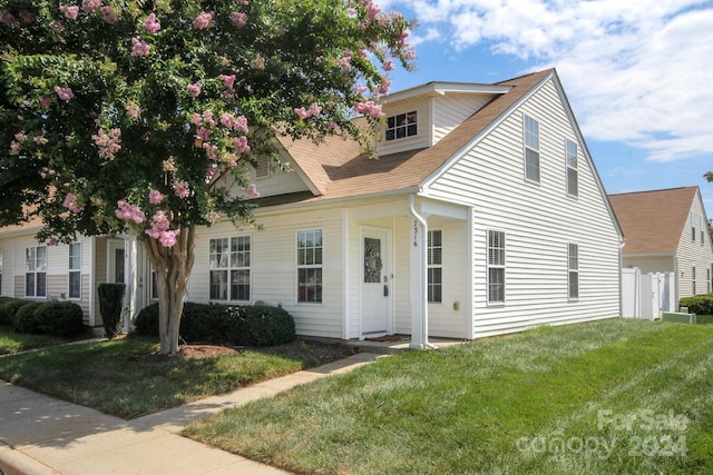 view of front of home featuring a front lawn