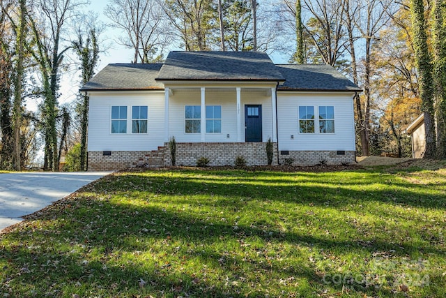 view of front facade with a front lawn