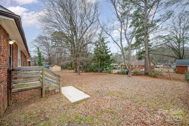 view of yard featuring a shed