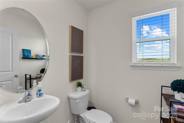 bathroom featuring toilet and sink