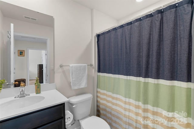 bathroom featuring a shower with curtain, vanity, and toilet