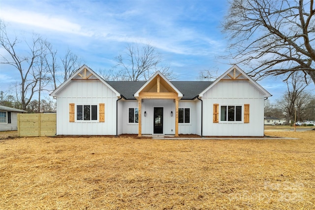 modern inspired farmhouse featuring a front lawn