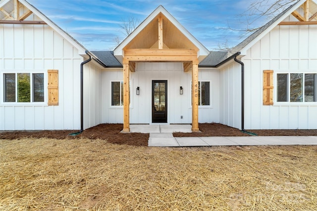 property entrance featuring a yard