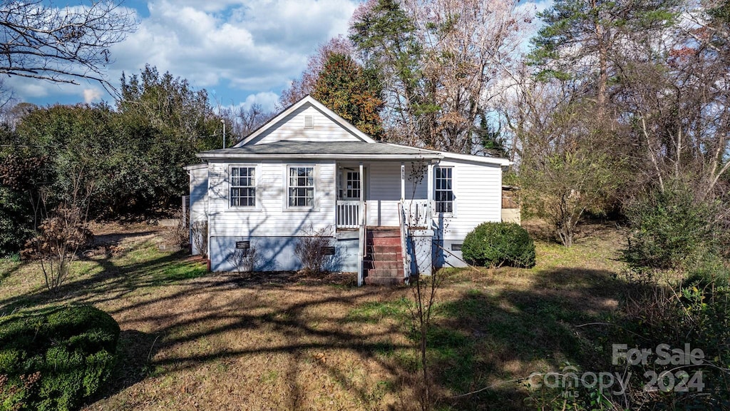 view of front of house with a porch and a front yard