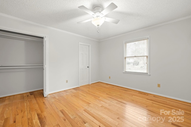 unfurnished bedroom featuring a textured ceiling, ceiling fan, light hardwood / wood-style floors, and crown molding