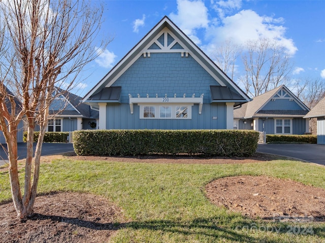 view of front of house featuring a front yard