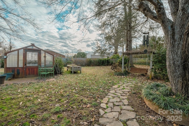 view of yard featuring an outbuilding