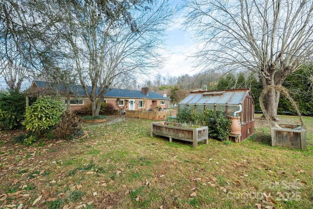 view of yard featuring an outdoor structure