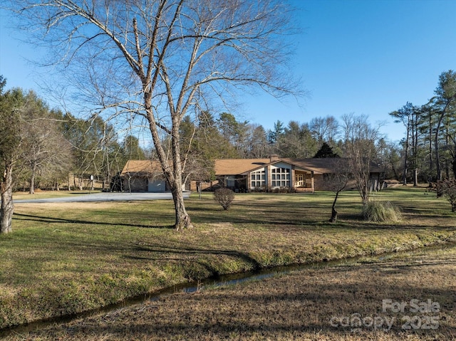 view of front of house featuring a front lawn