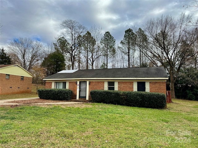 single story home with a front yard