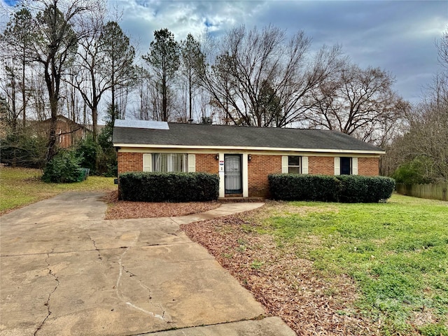 ranch-style home with a front lawn