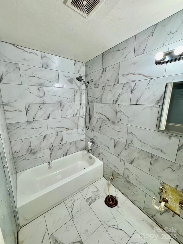 bathroom featuring tiled shower / bath combo