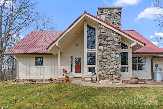 view of front of property featuring a front lawn