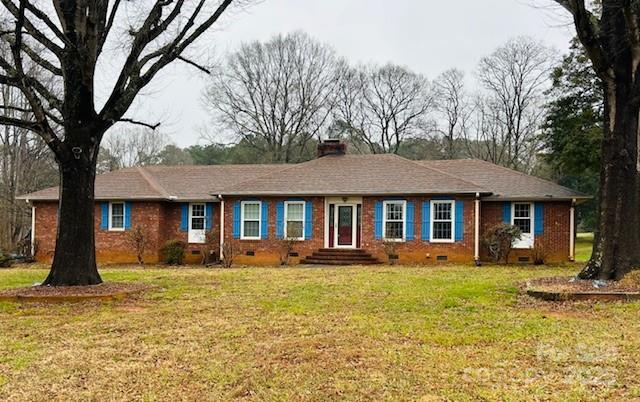 ranch-style home with a front lawn