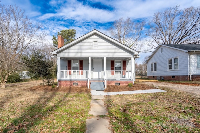 bungalow featuring a front yard