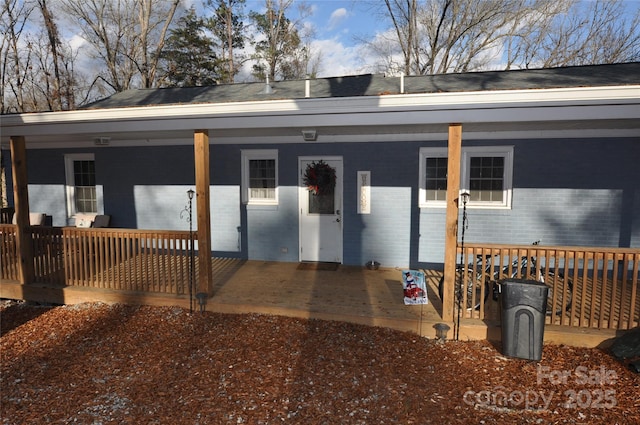 property entrance featuring a porch