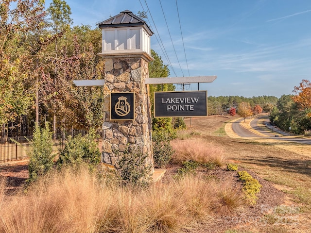 view of community / neighborhood sign