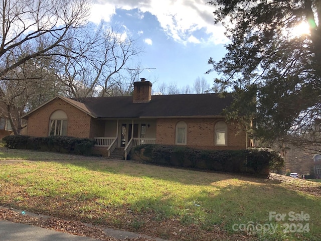 ranch-style house featuring a front lawn