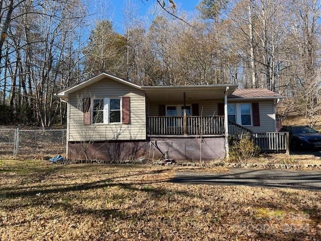 view of front facade with covered porch and a front lawn