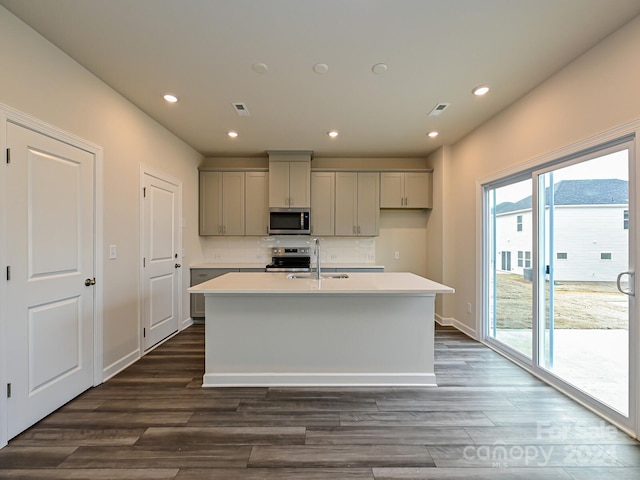 kitchen with appliances with stainless steel finishes, an island with sink, gray cabinets, and sink